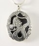 40609+HK Bewerkte zilveren hanger met draak op onyx steen aan ketting