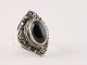 21823 Bewerkte zilveren ring met onyx - maat 17.5