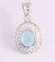 41668 Fijne opengewerkte zilveren hanger met blauwe topaas cabochon