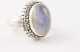 21953 Zware bewerkte zilveren ring met regenboog maansteen