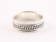 23057 Zilveren ring met meandergravering