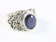 24591 Bewerkte zilveren ring met blauwe saffier