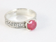 25312 Fijne bewerkte zilveren ring met robijn