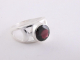 21473 Opengewerkte zilveren ring met granaat