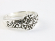25608 Bewerkte zilveren ring met bloem