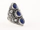 21133 Langwerpige bewerkte zilveren ring met blauwe saffier