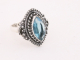 21375 Bewerkte zilveren ring met blauwe topaas