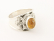 21504 Bewerkte zilveren ring met amber