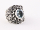 21555 Traditionele bewerkte zilveren ring met blauwe topaas