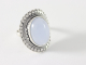 21728 Bewerkte zilveren ring met blauwe chalcedoon