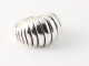 21806 Bolvormige hoogglans zilveren ring met ribbels