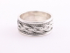 22134 Zilveren ring met vlechtmotief en kabelpatronen