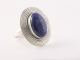 22527 Bewerkte ovale zilveren ring met lapis lazuli