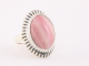 22596 Bewerkte zilveren ring met roze opaal 