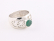 22605 Opengewerkte zilveren ring met smaragd
