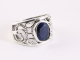 23044 Opengewerkte zilveren ring met blauwe saffier