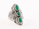 23062 Langwerpige bewerkte zilveren ring met groene onyx