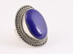 23089 Zware bewerkte zilveren ring met grote lapis lazuli steen 