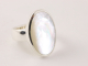 23504 Ovale hoogglans zilveren ring met parelmoer