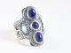 25065 Zware bewerkte zilveren ring met 3 lapis lazuli stenen