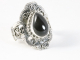 24421 Bewerkte zilveren ring met onyx