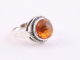 22101 Ronde bewerkte zilveren ring met amber