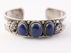 30984 Traditionele bewerkte zware zilveren klemarmband met lapis lazuli
