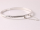 32117 Fijne gehamerde zilveren bangle met kliksluiting