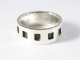 25725 Zware zilveren ring met zwarte blokken