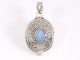 40767 Traditioneel bewerkt zilveren medaillon met doublet opaal