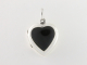 41028 Fijn hartvormig zilveren medaillon met onyx  