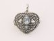 41227 Traditioneel bewerkt hartvormig zilveren medaillon met blauwe topaas