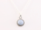 41922 Fijne bewerkte ronde zilveren hanger met blauwe opaal aan ketting