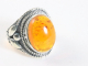 25415 Zware bewerkte zilveren ring met amber