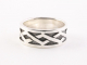22529 Brede zilveren ring met kruiskabelpatroon