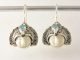 50074 Traditionele zilveren maangezicht oorbellen met welo opaal