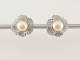 50411 Bloemvormige zilveren oorstekers met zoetwater parel en witte topaas  
