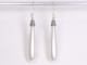 50687 Bewerkte zilveren oorbellen met lange pegels witte schelp