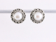 52011 Fijne bewerkte zilveren oorstekers met witte zoetwater parel