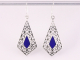 52031 Lange opengewerkte zilveren oorbellen met lapis lazuli