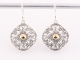 52053 Opengewerkte zilveren oorbellen met 18k gouden decoratie