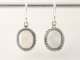 52255 Bewerkte ovale zilveren oorbellen met regenboog maansteen