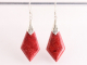 52459 Lange bewerkte zilveren oorbellen met rode koraal