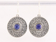 52589 Traditionele bewerkte ronde zilveren oorbellen met lapis lazuli