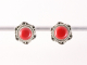 52712 Bewerkte zilveren oorstekers met rode koraal
