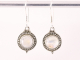 52956 Fijne bewerkte ronde zilveren oorbellen met regenboog maansteen
