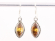 53062 Fijne bewerkte zilveren oorbellen met amber