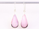 53272 Grote druppelvormige zilveren oorbellen met roze parelmoer