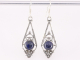 53574 Lange opengewerkte zilveren oorbellen met lapis lazuli