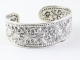 32492 Brede zilveren klemarmband met bloemen gravering